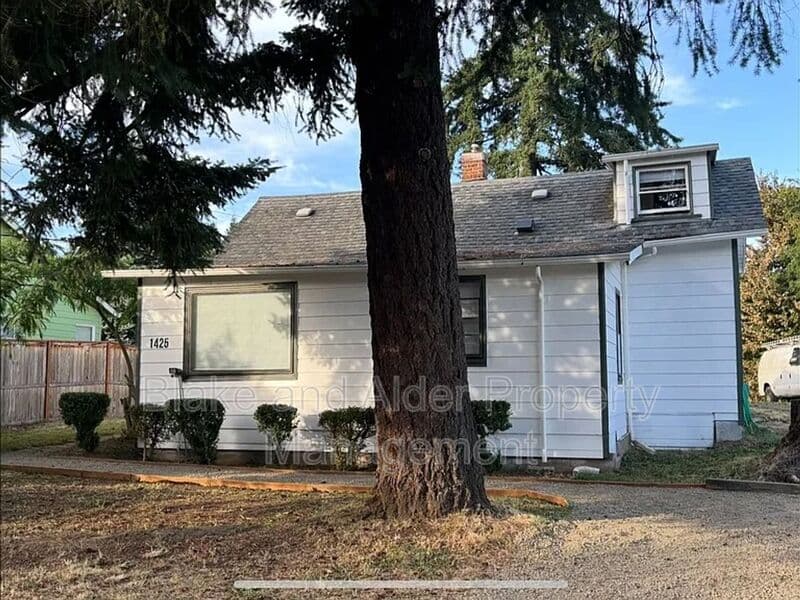 Gladstone House: 1425 Beverly Dr