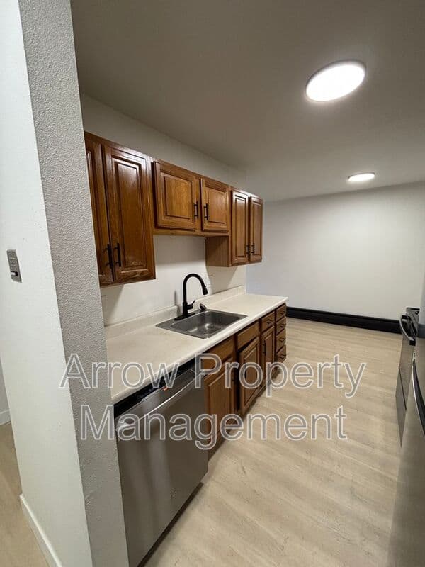 Bismarck House: 215 E Arbor-307C