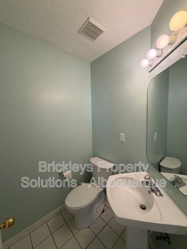 Albuquerque House: 6517 Glen Oak NE