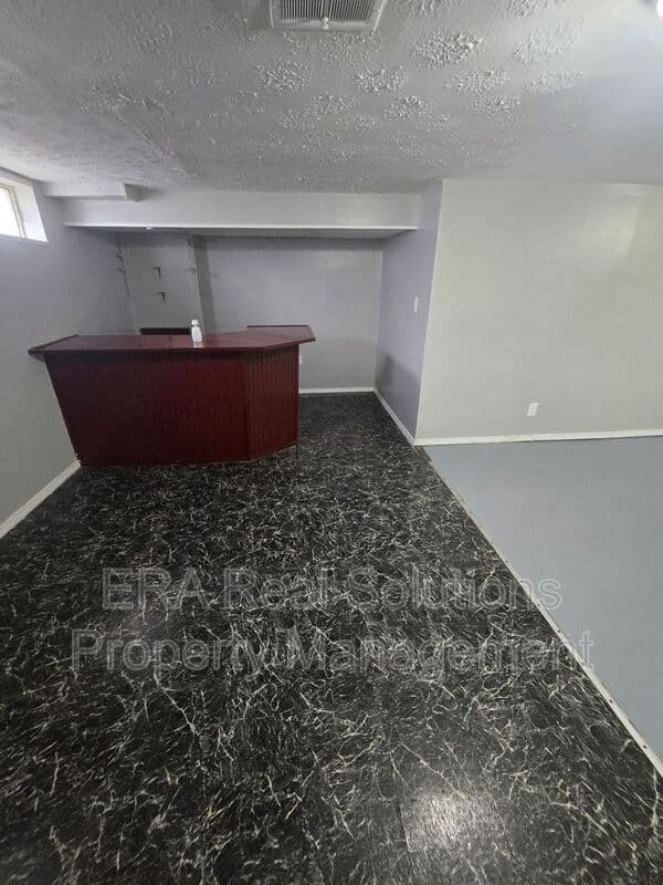 Columbus House: 1494 Selkirk Road
