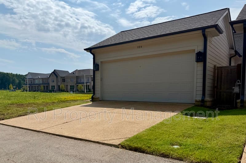 Collierville Townhome: 924 Aldwick Dr