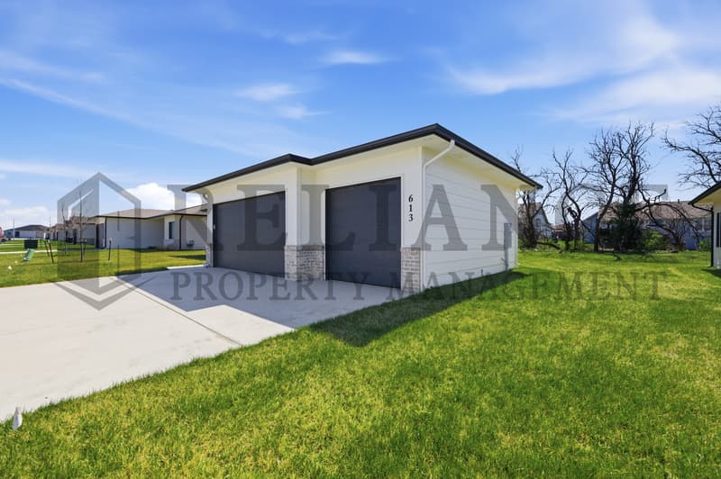 Valley Center House: 701 E Elmwood St