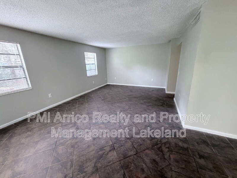 Lakeland House: 3584 Raintree Cir