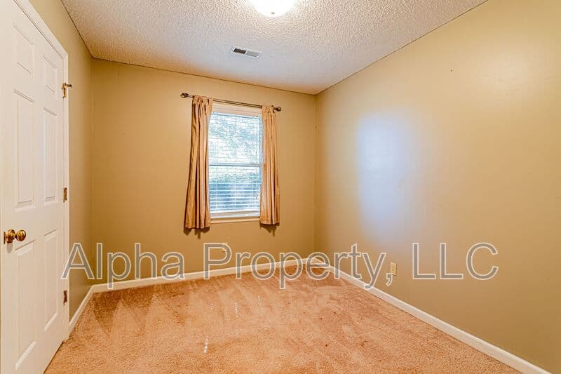 Lyman House: 155 Stewart Dr
