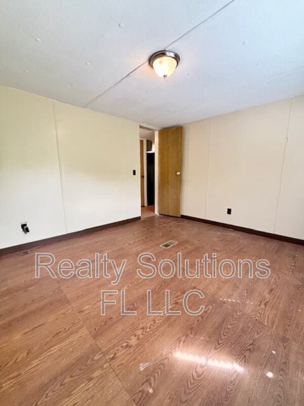 Clermont House: 15518 Lake Apopka Road