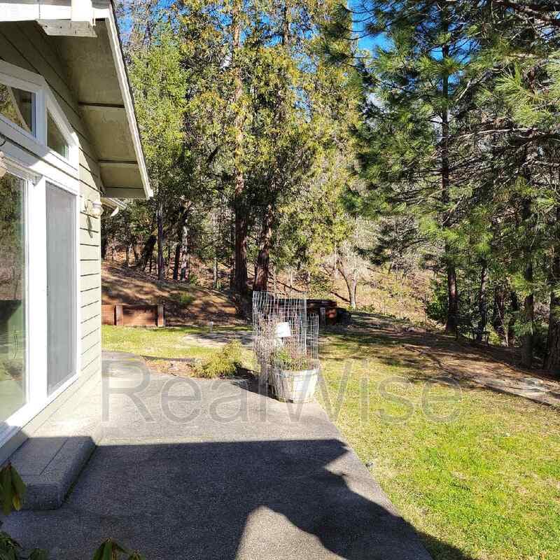 Merlin House: 373 Donet Ln