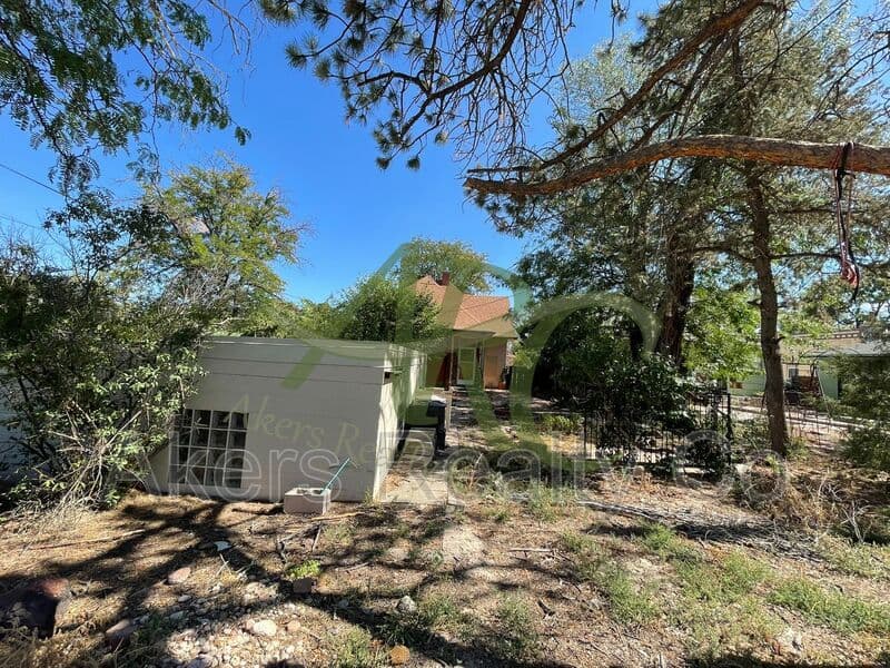 Pueblo House: 501 Van Buren St