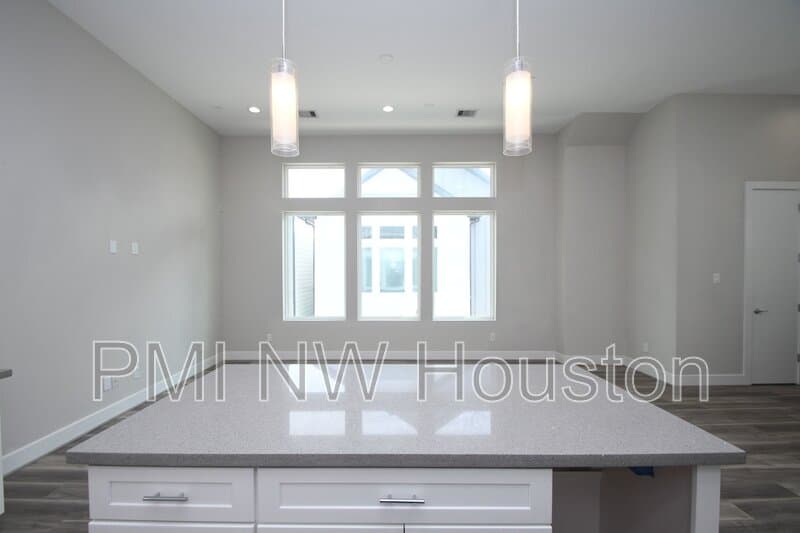 Houston House: 5904 Gardendale Dr