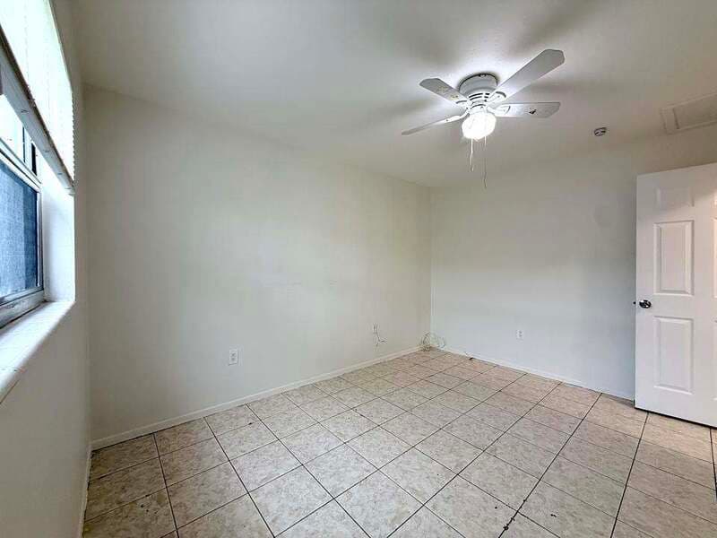 Fort Myers House: 2985 Saint Charles Street