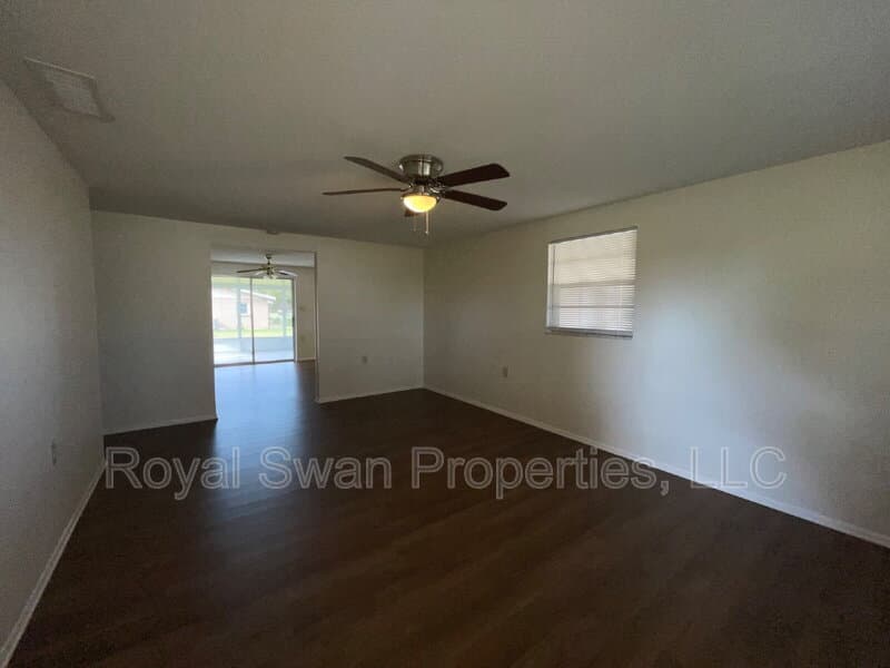Lakeland House: 303 Thornwood Way