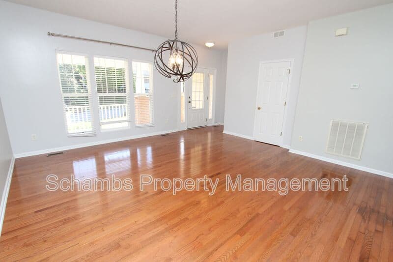 Holly Springs House: 208 Chieftain Dr