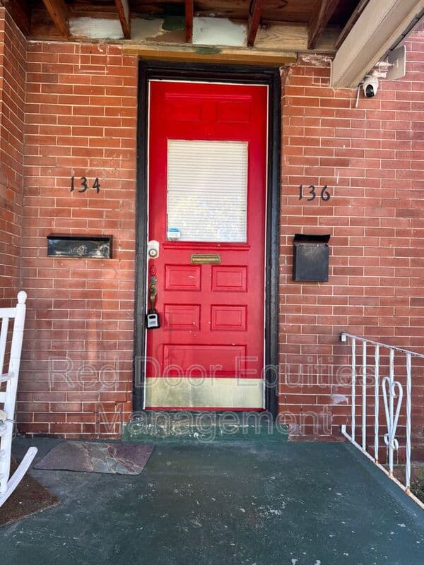 Lancaster House: 136 W Walnut St