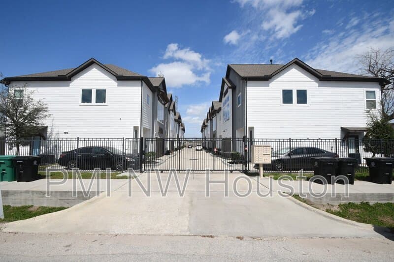 Houston House: 5904 Gardendale Dr