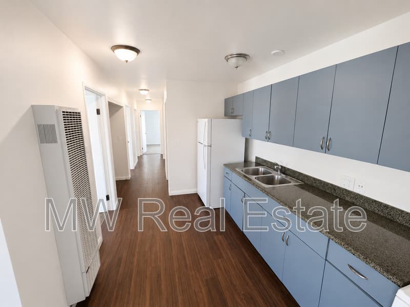 Los Angeles House: 238 E Venon Ave