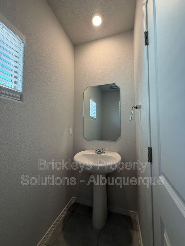 Albuquerque House: 6118 Chicago Dr SE