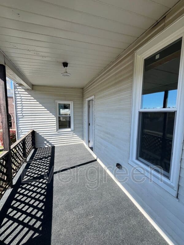 Manor House: 14 Cleveland Ave
