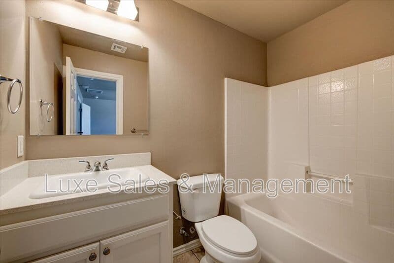 Moore House: 799 SW 14th St