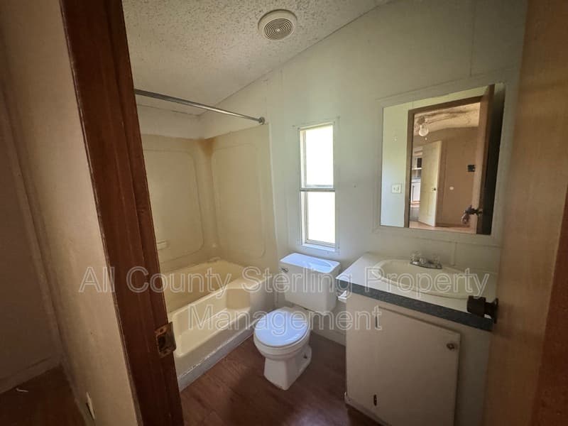 Lake City House: 131 SW Socket Glen