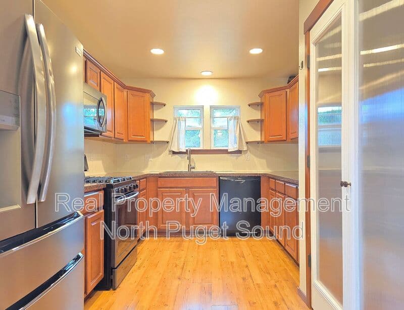 Stanwood House: 28602 74th Dr NW