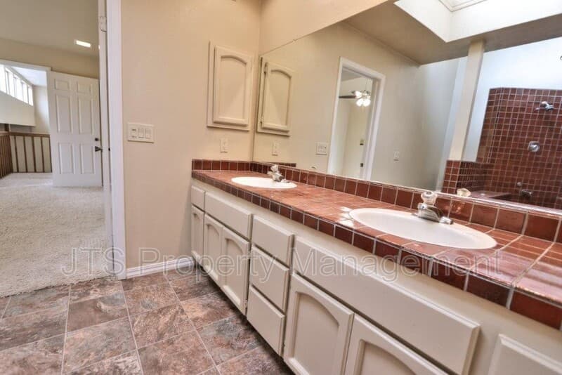 Fair Oaks House: 8944 Cliffside Lane