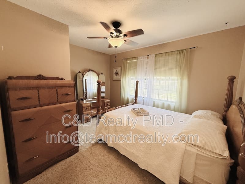 Olmsted TWP House: 8462 Glenbrook Dr, Olmsted TWP OH, 44138