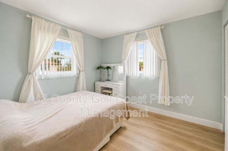 Venice House: 400 Base Ave E