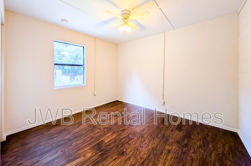 Jacksonville House: 5742 Newberg Ln