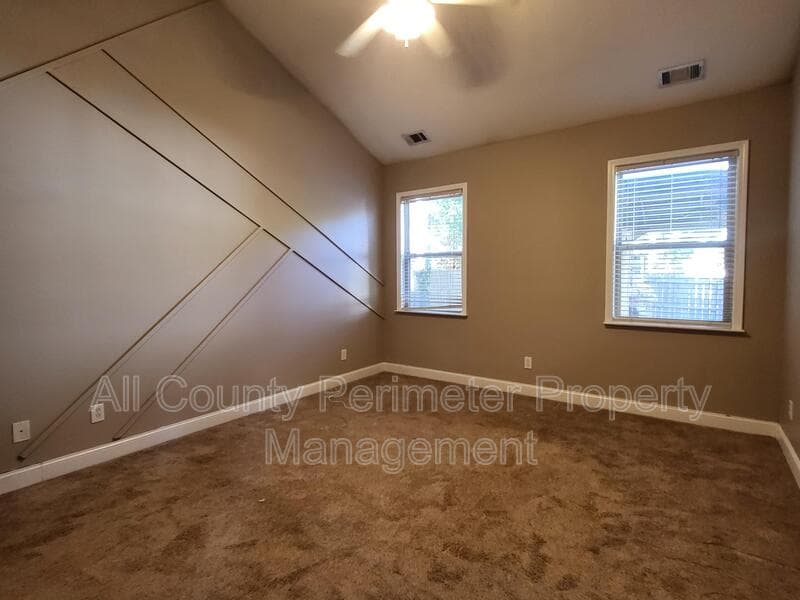 Acworth House: 915 Silver Lake Dr