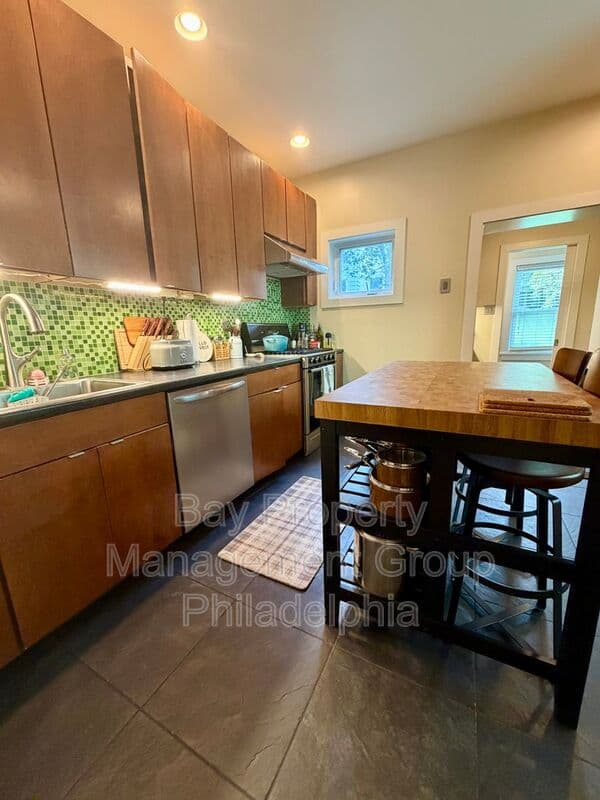 Philadelphia House: 15 West Abington Ave