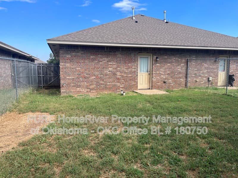 Edmond Condo: 214 Ashley Dr