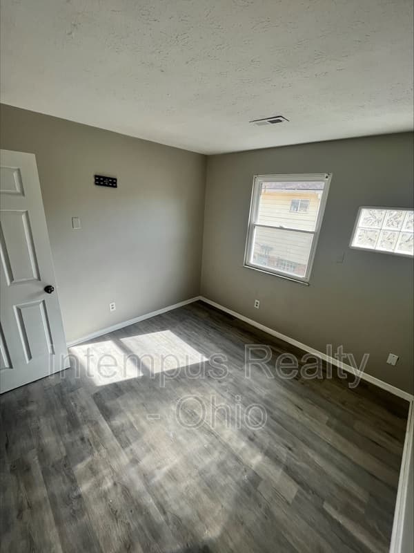 Cincinnati House: 6939 Gracely Dr