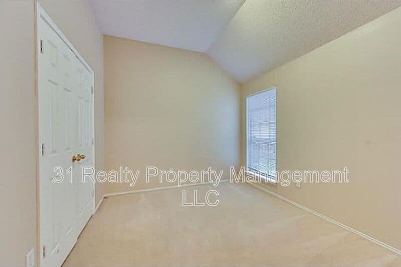 Arlington House: 214 E Lynn Creek Dr