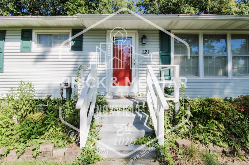 Oak Ridge House: 121 East Arrowwood Road