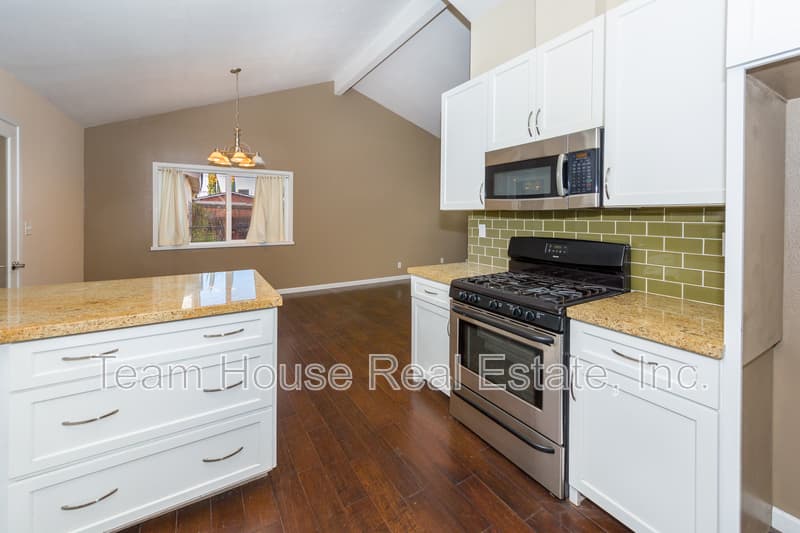 Santa Clarita House: 22327 Espuella Drive