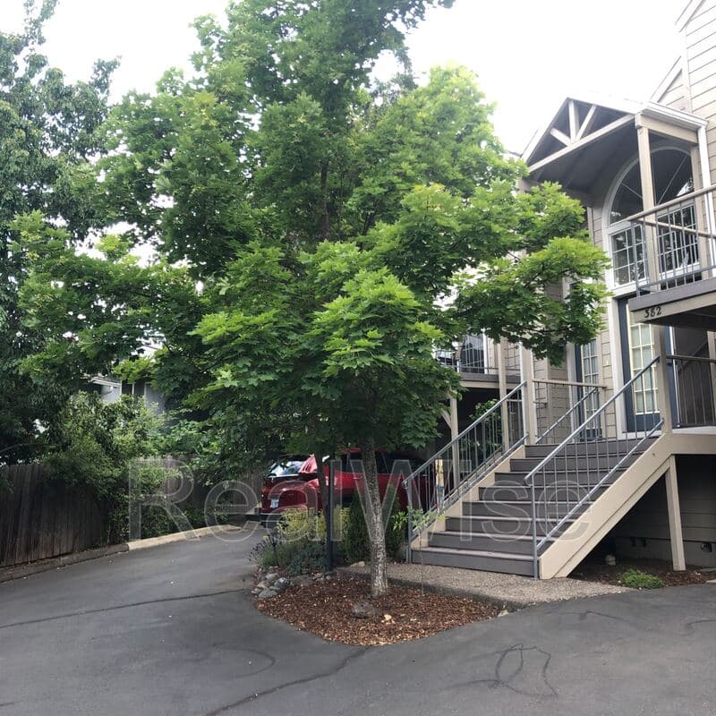 Ashland House: 382 Glenn St