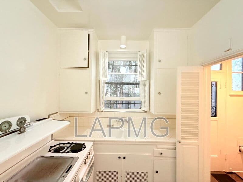 Los Angeles House: 7660 Hollywood Boulevard