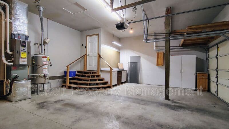 Poulsbo House: 2037 NE Gustaf St