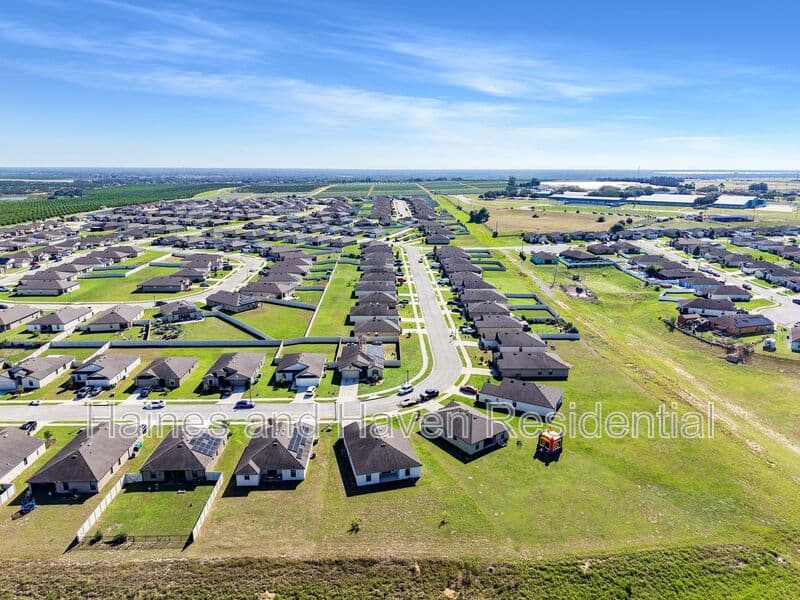 Dundee House: 1503 Swan Lake Cir