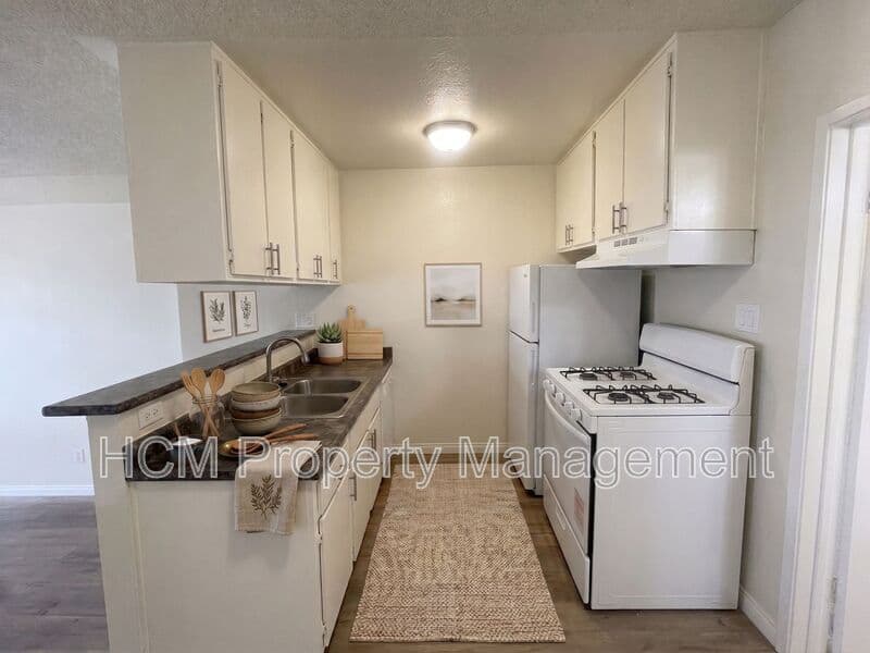 North Hollywood House: 8240 Whitsett Ave