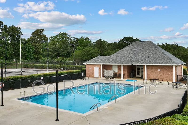 Calera House: 975 McAllister Drive