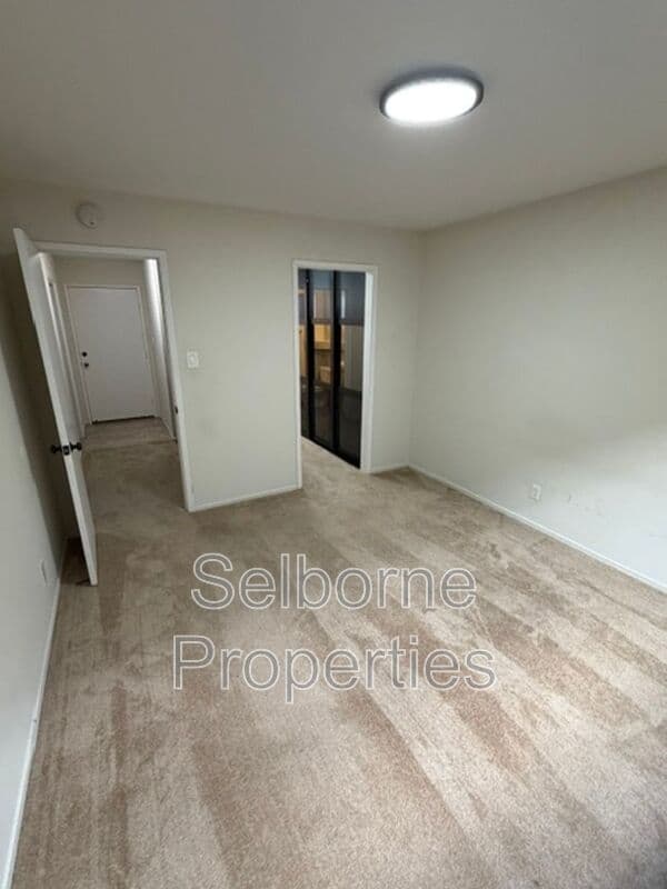Oakland House: 407 Fairmount Ave