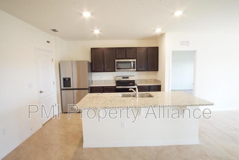 Davenport House: 908 Brooklet Dr