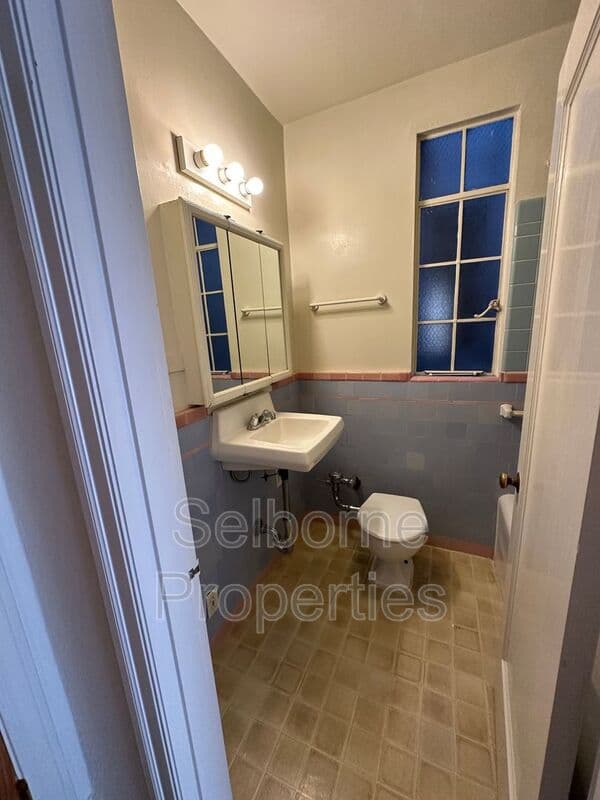 Oakland House: 2501 Ivy Drive