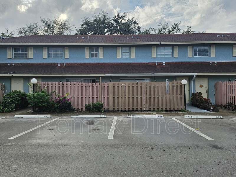 PALM SPRINGS Townhome: 331 Cypress Way W
