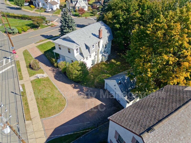 West Orange House: 14 Winding Way