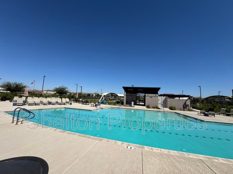 Avondale House: 10213 W Fairmount Ave