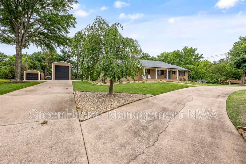Bentonville House: 1609 SW 2nd Street