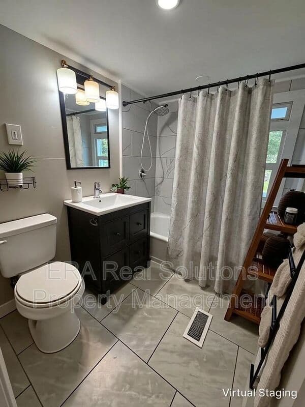 Columbus House: 871 Ruby Ave