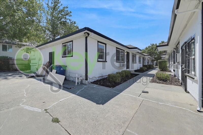 Sacramento House: 1071 Santiago Ave