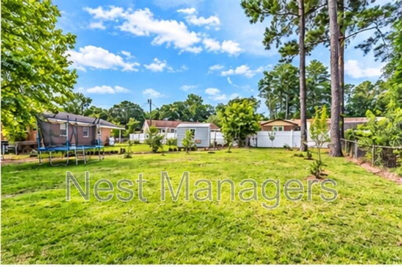 Fayetteville House: 7259 Ainsley Street